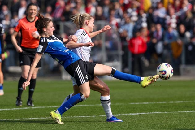 FRANKFURT AM MAIN, DEUTSCHLAND 21. MÄRZ 2026: Eintracht Frankfurt Frauen gegen HSV Frauen, 1. Frauen-Bundesliga, Stadion am Brentanobad. v.l., Lotta Wrede (Hamburger SV), Nadine Andrina Riesen (Eintracht Frankfurt) zweikampf, action, aktion, battles for the Ball Copyright: JoaquimxFerreira
