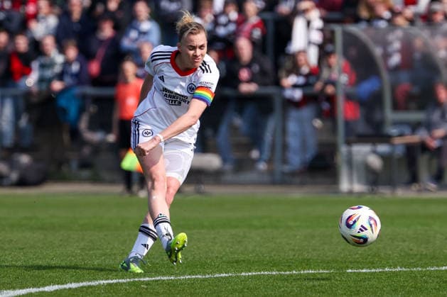 FRANKFURT AM MAIN, DEUTSCHLAND 21. MÄRZ 2026: Eintracht Frankfurt Frauen gegen HSV Frauen, 1. Frauen-Bundesliga, Stadion am Brentanobad. v.l., Laura Freigang (Eintracht Frankfurt) schiesst das Tor zum 1:0, scores the goal to Copyright: JoaquimxFerreira