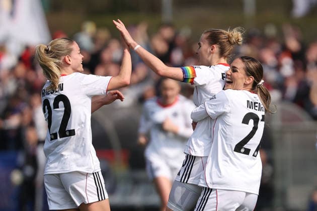 FRANKFURT AM MAIN, DEUTSCHLAND 21. MÄRZ 2026: Eintracht Frankfurt Frauen gegen HSV Frauen, 1. Frauen-Bundesliga, Stadion am Brentanobad. v.l., Nadine Andrina Riesen (Eintracht Frankfurt), Laura Freigang (Eintracht Frankfurt), Ereleta Memeti (Eintracht Frankfurt) Torjubel, Goal celebration, celebrate the goal Copyright: JoaquimxFerreira
