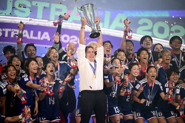 SOCCER ASIAN CUP WOMEN FINAL, Japan head coach Nils Nielsen (centre) lifts the trophy as Japan celebrate winning the AFC Women™s Asian Cup Final match between Japan and Australia at Stadium Australia in Sydney, Saturday, March 21, 2026. ( NO ARCHIVING, EDITORIAL USE ONLY SYDNEY NEW SOUTH WALES AUSTRALIA  Copyright: xDANxHIMBRECHTSx 20260321131331546919