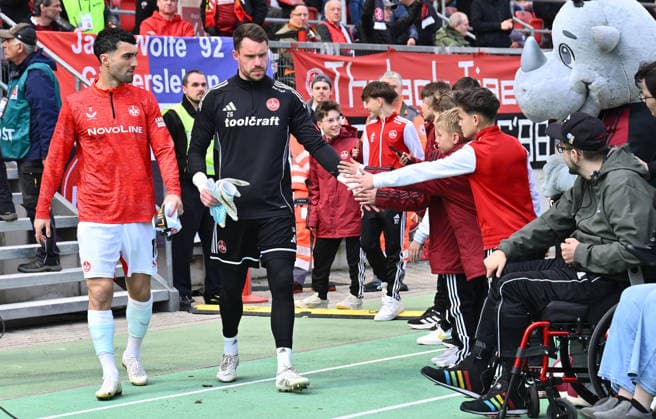 21.03.2026 - Fussball - Saison 2025 2026 - 2. Fussball - Bundesliga - 27. Spieltag: 1. FC Nürnberg FCN ( Club ) - 1. FC Kaiserslautern FCK ( Rote Roten Teufel ) - Sportfoto Zink - xwoxzix - DFL regulations prohibit any use of photographs as image sequences and or quasi-video - only for editorial use - Mahir Emreli (10, 1. FC Kaiserslautern FCK ) Christian Mathenia (26, 1. FC Nürnberg FCN ) vor Spielbeginn