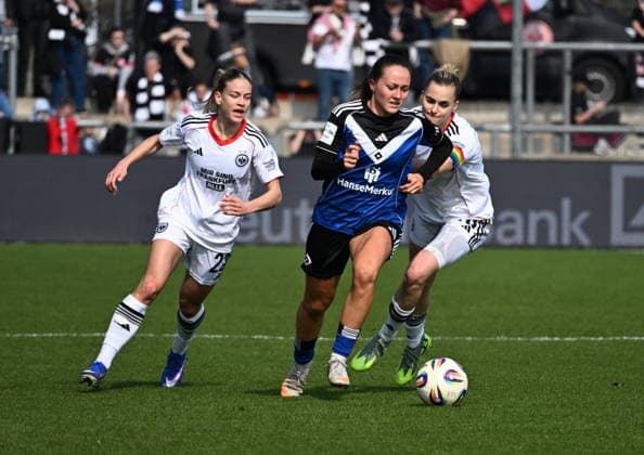 21.03.2026, xsltx, Fussball Google Pixel Frauen-Bundesliga, Eintracht Frankfurt - Hamburger SV v.l. Nadine Riesen (Eintracht Frankfurt), Camilla Linberg (Hamburger SV), Laura Freigang (Eintracht Frankfurt) (DFL DFB REGULATIONS PROHIBIT ANY USE OF PHOTOGRAPHS as IMAGE SEQUENCES and or QUASI-VIDEO)