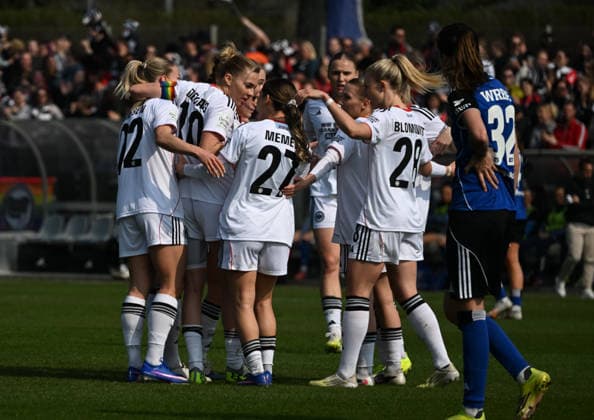 21.03.2026, xsltx, Fussball Google Pixel Frauen-Bundesliga, Eintracht Frankfurt - Hamburger SV 2. v.l. Laura Freigang (Eintracht Frankfurt) trifft zum 1:0 und jubelt mit dem Team (DFL DFB REGULATIONS PROHIBIT ANY USE OF PHOTOGRAPHS as IMAGE SEQUENCES and or QUASI-VIDEO)
