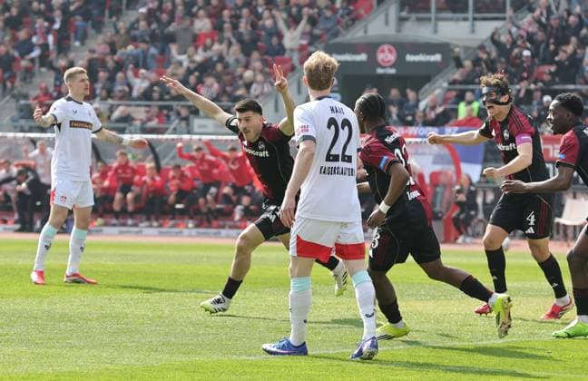 21.03.2026 - Fussball - Saison 2025 2026 - 2. Fussball - Bundesliga - 27. Spieltag: 1. FC Nürnberg FCN ( Club ) - 1. FC Kaiserslautern FCK ( Rote Roten Teufel ) - Sportfoto Zink DaMa - xdaxmax - DFL regulations prohibit any use of photographs as image sequences and or quasi-video - only for editorial use - Jubel Freude Torjubel nach Tor zum 1:0 - Luka Lochoshvili (24, 1. FC Nürnberg FCN ) und Mannschaft Team jubelt freut sich - Torschütze: Luka Lochoshvili (24, 1. FC Nürnberg FCN )