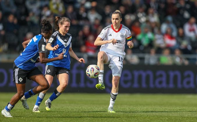 GER, Frankfurt, Eintracht Frankfurt vs Hamburger SV, Google Pixel Bundesliga, Fussball, DFB, Spielzeit 2025 2026, Stadion am Brentanobad, 21. Spieltag im Bild v.l.: Pauline Machtens (Hamburger SV Frauen 28), Laura Freigang (Eintracht Frankfurt Frauen 10), Zweikampf DFB DFL REGULATIONS PROHIBIT ANY USE OF PHOTOGRAPHS AS IMAGE SEQUENCES AND OR QUASI-VIDEO, 21.03.2026 Copyright: HMBxMedia HendrikxHamelau