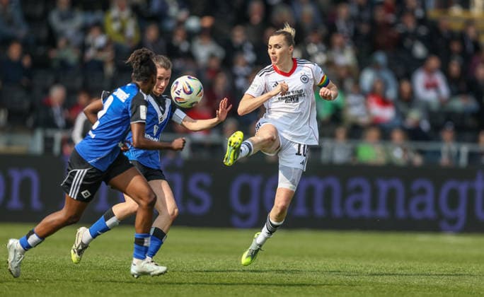 GER, Frankfurt, Eintracht Frankfurt vs Hamburger SV, Google Pixel Bundesliga, Fussball, DFB, Spielzeit 2025 2026, Stadion am Brentanobad, 21. Spieltag im Bild v.l.: Pauline Machtens (Hamburger SV Frauen 28), Laura Freigang (Eintracht Frankfurt Frauen 10), Zweikampf DFB DFL REGULATIONS PROHIBIT ANY USE OF PHOTOGRAPHS AS IMAGE SEQUENCES AND OR QUASI-VIDEO, 21.03.2026 Copyright: HMBxMedia HendrikxHamelau
