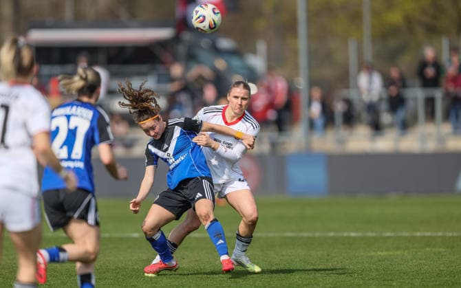 GER, Frankfurt, Eintracht Frankfurt vs Hamburger SV, Google Pixel Bundesliga, Fussball, DFB, Spielzeit 2025 2026, Stadion am Brentanobad, 21. Spieltag im Bild v.l.: Melanie Brunnthaler (Hamburger SV Frauen 11), Jella Veit (Eintracht Frankfurt Frauen 25), Zweikampf DFB DFL REGULATIONS PROHIBIT ANY USE OF PHOTOGRAPHS AS IMAGE SEQUENCES AND OR QUASI-VIDEO, 21.03.2026 Copyright: HMBxMedia HendrikxHamelau