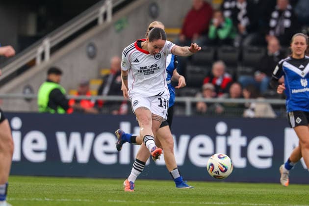 FRANKFURT AM MAIN, DEUTSCHLAND 21. MÄRZ 2026: Eintracht Frankfurt Frauen gegen HSV Frauen, 1. Frauen-Bundesliga, Stadion am Brentanobad. v.l., schuss auf das Tor GÃ raldine Reuteler (Eintracht Frankfurt) Copyright: JoaquimxFerreira