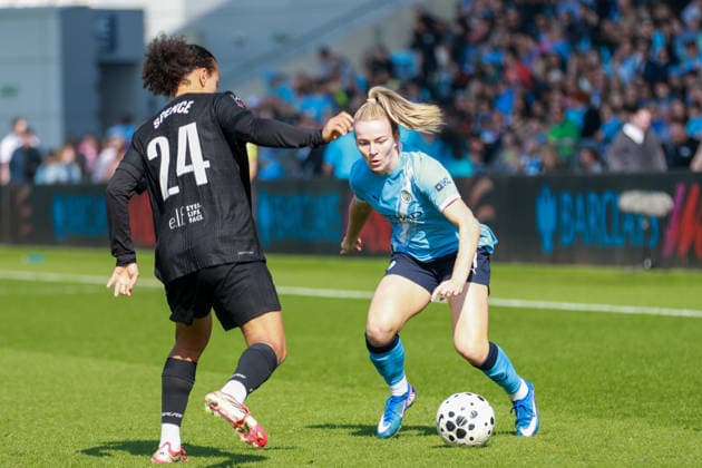 Manchester City Women v Tottenham Hotspur Women - Women s Super League 25 26 Manchester City s Lauren Hemp dribbling up against Drew Spence during match against Spurs - Women s Super League WSL 25 26 21.03.2026 Manchester Joie Stadium United Kingdom Copyright: xZacharyxLockex