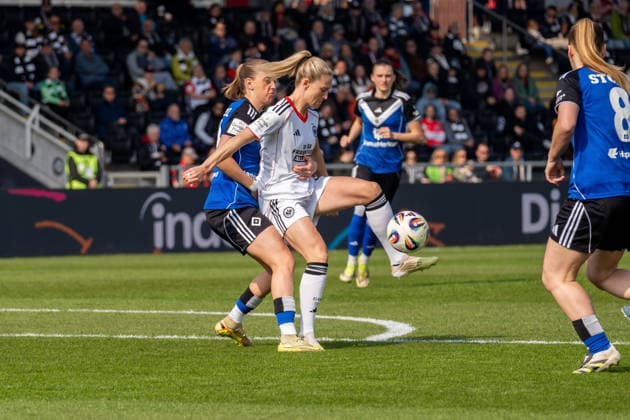 Spielszene, Zweikampf, v.l. Victoria Schulz (Hamburger SV, 19), Rebecka Blomqvist (Eintracht Frankfurt, 28), Svea Stoldt (Hamburger SV, 08), GER, Eintracht Frankfurt vs. Hamburger SV, Fussball, Google Pixel Frauen-Bundesliga, 21. Spieltag, Saison 2025 2026, 21.03.2026, DFB REGULATIONS PROHIBIT ANY USE OF PHOTOGRAPHS AS IMAGE SEQUENCES AND OR QUASI-VIDEO, GER, Eintracht Frankfurt vs. Hamburger SV, Fussball, Google Pixel Frauen-Bundesliga, 21. Spieltag, Saison 2025 2026, 21.03.2026 Frankfurt Copyright: xEibner-Pressefoto J-NxGroemlingx EP_JGG