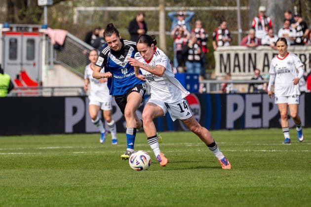 Spielszene, Zweikampf, Dribbling, v.l. Pauline Machtens (Hamburger SV, 28), Geraldine Reuteler (Eintracht Frankfurt, 14), GER, Eintracht Frankfurt vs. Hamburger SV, Fussball, Google Pixel Frauen-Bundesliga, 21. Spieltag, Saison 2025 2026, 21.03.2026, DFB REGULATIONS PROHIBIT ANY USE OF PHOTOGRAPHS AS IMAGE SEQUENCES AND OR QUASI-VIDEO, GER, Eintracht Frankfurt vs. Hamburger SV, Fussball, Google Pixel Frauen-Bundesliga, 21. Spieltag, Saison 2025 2026, 21.03.2026 Frankfurt Copyright: xEibner-Pressefoto J-NxGroemlingx EP_JGG