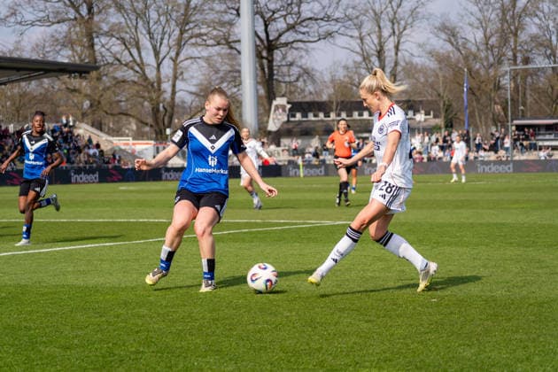Spielszene, Offensivaktion, Hereingabe, v.l. Svea Stoldt (Hamburger SV, 08), Rebecka Blomqvist (Eintracht Frankfurt, 28), GER, Eintracht Frankfurt vs. Hamburger SV, Fussball, Google Pixel Frauen-Bundesliga, 21. Spieltag, Saison 2025 2026, 21.03.2026, DFB REGULATIONS PROHIBIT ANY USE OF PHOTOGRAPHS AS IMAGE SEQUENCES AND OR QUASI-VIDEO, GER, Eintracht Frankfurt vs. Hamburger SV, Fussball, Google Pixel Frauen-Bundesliga, 21. Spieltag, Saison 2025 2026, 21.03.2026 Frankfurt Copyright: xEibner-Pressefoto J-NxGroemlingx EP_JGG