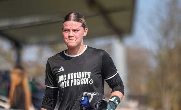 GER, Frankfurt, Eintracht Frankfurt vs Hamburger SV, Google Pixel Bundesliga, Fussball, DFB, Spielzeit 2025 2026, Stadion am Brentanobad, 21. Spieltag im Bild: Lea Paulick (HSV) zurück in Frankfurt, mit einem Shirt gegen Rassismus, Love Hamburg, hate Racism DFB DFL REGULATIONS PROHIBIT ANY USE OF PHOTOGRAPHS AS IMAGE SEQUENCES AND OR QUASI-VIDEO, 21.03.2026 *** GER, Frankfurt, Eintracht Frankfurt vs Hamburger SV, Google Pixel Bundesliga, Football, DFB, Season 2025 2026, Stadion am Brentanobad, 21 Matchday in picture Lea Paulick HSV back in Frankfurt, with a shirt against racism, Love Hamburg, hate Racism DFB DFL REGULATIONS PROHIBIT ANY USE OF PHOTOGRAPHS AS IMAGE SEQUENCES AND OR QUASI VIDEO, 21 03 2026 Copyright: HMBxMedia HendrikxHamelau