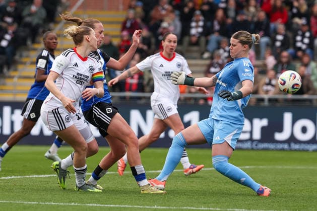 FRANKFURT AM MAIN, DEUTSCHLAND 21. MÄRZ 2026: Eintracht Frankfurt Frauen gegen HSV Frauen, 1. Frauen-Bundesliga, Stadion am Brentanobad. v.l., Laura Freigang (Eintracht Frankfurt) schiesst das Tor zum 2:0 scores the goal to, Victoria Schulz (Hamburger SV), goalkeeper, Torhueterin Lea Paulick (Hamburger SV) Copyright: JoaquimxFerreira