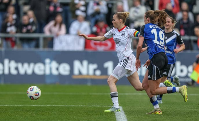 GER, Frankfurt, Eintracht Frankfurt vs Hamburger SV, Google Pixel Bundesliga, Fussball, DFB, Spielzeit 2025 2026, Stadion am Brentanobad, 21. Spieltag im Bild v.l.: Laura Freigang (Eintracht Frankfurt Frauen 10) auf dem Weg zum 2:1, Victoria Schulz (Hamburger SV Frauen 19) DFB DFL REGULATIONS PROHIBIT ANY USE OF PHOTOGRAPHS AS IMAGE SEQUENCES AND OR QUASI-VIDEO, 21.03.2026 Copyright: HMBxMedia HendrikxHamelau