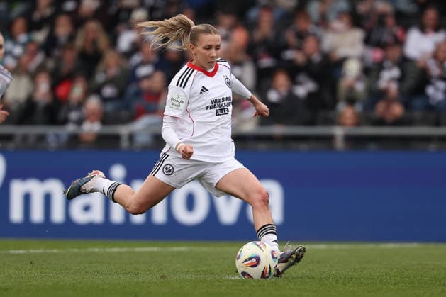 FRANKFURT AM MAIN, DEUTSCHLAND 21. MÄRZ 2026: Eintracht Frankfurt Frauen gegen HSV Frauen, 1. Frauen-Bundesliga, Stadion am Brentanobad. v.l., Elisa Senss (Eintracht Frankfurt) macht das 3:0, Elfmeter Copyright: JoaquimxFerreira