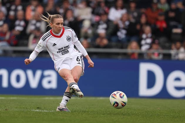 FRANKFURT AM MAIN, DEUTSCHLAND 21. MÄRZ 2026: Eintracht Frankfurt Frauen gegen HSV Frauen, 1. Frauen-Bundesliga, Stadion am Brentanobad. v.l., Elisa Senss (Eintracht Frankfurt) macht das 3:0, Elfmeter Copyright: JoaquimxFerreira