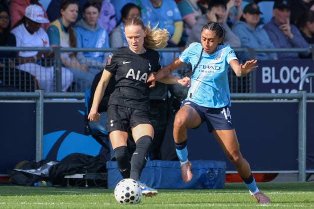 Manchester City Women v Tottenham Hotspur Women - Women s Super League 25 26 Manchester City s Kerolin puts Signe Gaupset under pressure during match against Spurs - Women s Super League WSL 25 26 21.03.2026 Manchester Joie Stadium United Kingdom Copyright: xZacharyxLockex