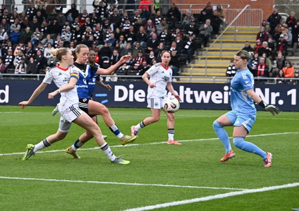 21.03.2026, xsltx, Fussball Google Pixel Frauen-Bundesliga, Eintracht Frankfurt - Hamburger SV v.l. Laura Freigang (Eintracht Frankfurt) erzielt das Tor zum 2:1, Hamburgs Torfrau Lea Paulick (Hamburger SV) hat das Nahsehen (DFL DFB REGULATIONS PROHIBIT ANY USE OF PHOTOGRAPHS as IMAGE SEQUENCES and or QUASI-VIDEO)