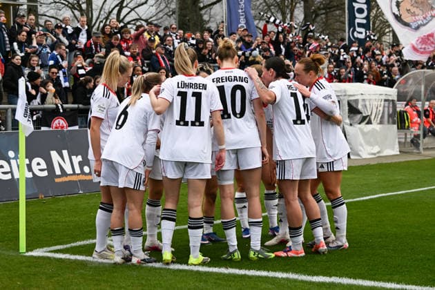 21.03.2026, xsltx, Fussball Google Pixel Frauen-Bundesliga, Eintracht Frankfurt - Hamburger SV 4. v.l. Laura Freigang (Eintracht Frankfurt) erzielt das Tor zum 2:1 und jubelt mit dem Team (DFL DFB REGULATIONS PROHIBIT ANY USE OF PHOTOGRAPHS as IMAGE SEQUENCES and or QUASI-VIDEO)