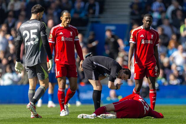 Football - FA Premier League - Brighton & Hove Albion FC v Liverpool FC BRIGHTON & HOVE, ENGLAND - Saturday, March 21, 2026: Referee Darren England (L) checks on Liverpool s Hugo Ekitike who lies injured during the FA Premier League match between Brighton & Hove Albion FC and Liverpool FC at the AMEX Community Stadium. (Photo by David Rawcliffe Propaganda) BRIGHTON & HOVE AMEX Community Stadium SUSSEX ENGLAND  Copyright: xDavidxRawcliffex P2026-03-21-Brighton_Liverpool-43