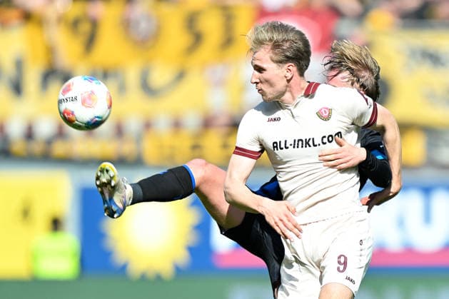 Paderborn, Home Deluxe Arena, 21.03.26, GER, Herren, 2.Bundesliga, Saison 2025-2026, SC Paderborn 07 - Dynamo Dresden Bild: v.li. im Zweikampf Felix GOETZE (Paderborn) und Vincent VERMEIJ (Dresden) DFL regulations prohibit any use of photographs as image sequences and or quasi-video. NRW Deutschland