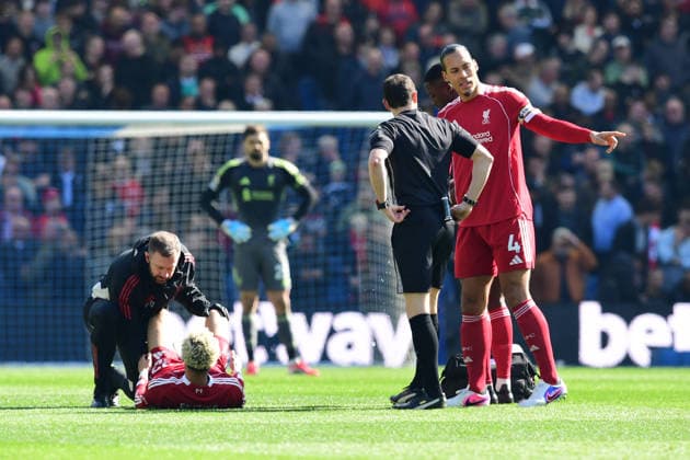 Brighton and Hove Albion v Liverpool, Premier League Virgil van Dijk Defender of Liverpool talks to the referee while Hugo Ekitike Forward of Liverpool receives treatment during the Premier League match between Brighton and Hove Albion and Liverpool at the American Express Stadium, Brighton and Hove, UK on 21 March 2026. Brighton and Hove American Express Stadium East Sussex UK Editorial use only DataCo restrictions apply See www.football-dataco.com , Copyright: xJeffxMoodx PSI-23949-0007