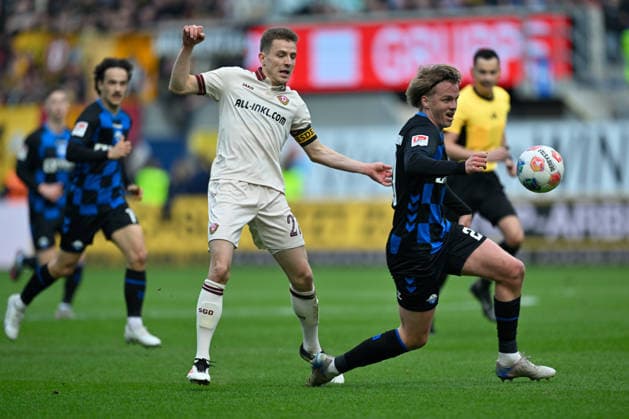 Paderborn, Home Deluxe Arena, 21.03.26, GER, Herren, 2.Bundesliga, Saison 2025-2026, SC Paderborn 07 - Dynamo Dresden Bild: v.li. im Zweikampf Niklas HAUPTMANN (Dresden) und Felix GOETZE (Paderborn) DFL regulations prohibit any use of photographs as image sequences and or quasi-video. NRW Deutschland