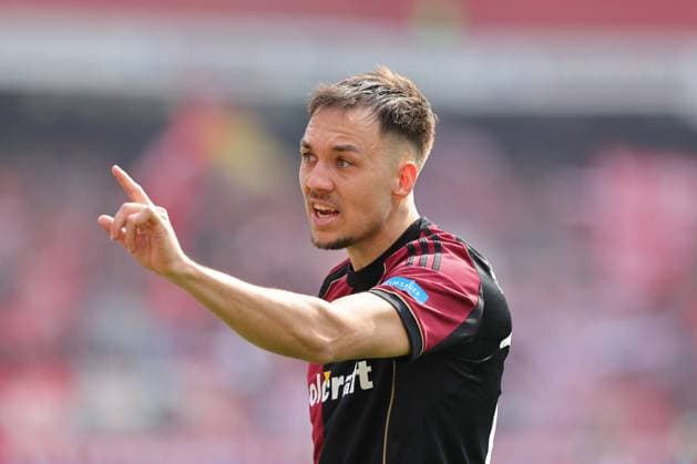 21.03.2026 - Fussball - Saison 2025 2026 - 2. Fussball - Bundesliga - 27. Spieltag: 1. FC Nürnberg FCN ( Club ) - 1. FC Kaiserslautern FCK ( Rote Roten Teufel ) - Sportfoto Zink DaMa - xdaxmax - DFL regulations prohibit any use of photographs as image sequences and or quasi-video - only for editorial use - Julian Justvan (10, 1. FC Nürnberg FCN ) zeigt an gestikuliert dirigiert gibt Anweisungen