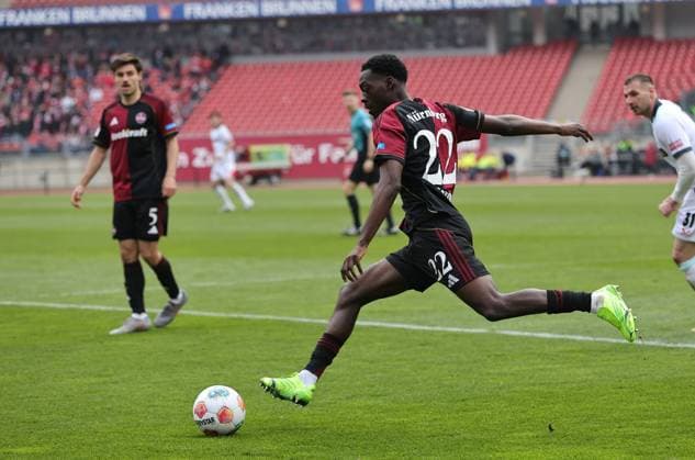 21.03.2026 - Fussball - Saison 2025 2026 - 2. Fussball - Bundesliga - 27. Spieltag: 1. FC Nürnberg FCN ( Club ) - 1. FC Kaiserslautern FCK ( Rote Roten Teufel ) - Sportfoto Zink DaMa - xdaxmax - DFL regulations prohibit any use of photographs as image sequences and or quasi-video - only for editorial use - Rabby Nzingoula (22, 1. FC Nürnberg FCN ) schlägt Ball ab