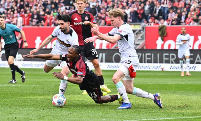 21.03.2026 - Fussball - Saison 2025 2026 - 2. Fussball - Bundesliga - 27. Spieltag: 1. FC Nürnberg FCN ( Club ) - 1. FC Kaiserslautern FCK ( Rote Roten Teufel ) - Sportfoto Zink - xwoxzix - DFL regulations prohibit any use of photographs as image sequences and or quasi-video - only for editorial use - Semih Sahin (8, 1. FC Kaiserslautern FCK ) Mika Haas (22, 1. FC Kaiserslautern FCK ) Mohamed Ali Zoma (23, 1. FC Nürnberg FCN ) Szene zu Elfmeter Strafstoß