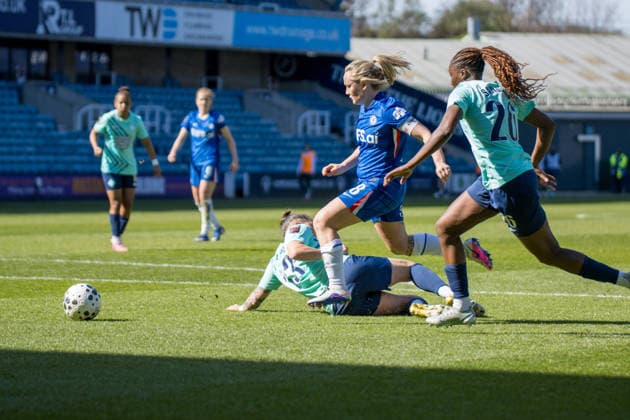 LONDON, ENGLAND - MARCH 21: Erin Cuthbert of Chelsea evades a sliding tackle by Poppy Pattinson of London City Lionesses and bares down on goal during the Barclays Womens Super League match between London City Lionesses and Chelsea at the The Den on March 21, 2026 in London, England. (Photo by Claire Jeffrey Sports Press Photo) Copyright: xClairexJeffreyx xSPPx Sportspressphoto_SPR114836