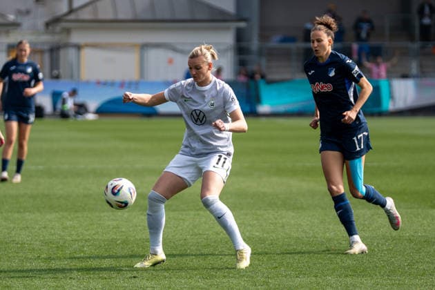 Google Pixel Frauen-Bundesliga: TSG Hoffenheim vs VfL Wolfsburg, Dietmar-Hopp-Stadion, 21.03.2026 Zweikampf zwischen Alexandra Popp (VfL Wolfsburg Frauen, 11) und Franziska Harsch (TSG Hoffenheim Frauen, 17) Google Pixel Frauen-Bundesliga: TSG Hoffenheim vs VfL Wolfsburg, Dietmar-Hopp-Stadion, 21.03.2026 DFB DFL REGULATIONS PROHIBIT ANY USE OF PHOTOGRAPHS AS IMAGE SEQUENCES AND OR QUASI-VIDEO. Copyright: xBEAUTILUSxSPORTS Hillx