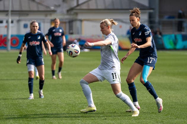 Google Pixel Frauen-Bundesliga: TSG Hoffenheim vs VfL Wolfsburg, Dietmar-Hopp-Stadion, 21.03.2026 Zweikampf zwischen Alexandra Popp (VfL Wolfsburg Frauen, 11) und Franziska Harsch (TSG Hoffenheim Frauen, 17) Google Pixel Frauen-Bundesliga: TSG Hoffenheim vs VfL Wolfsburg, Dietmar-Hopp-Stadion, 21.03.2026 DFB DFL REGULATIONS PROHIBIT ANY USE OF PHOTOGRAPHS AS IMAGE SEQUENCES AND OR QUASI-VIDEO. Copyright: xBEAUTILUSxSPORTS Hillx