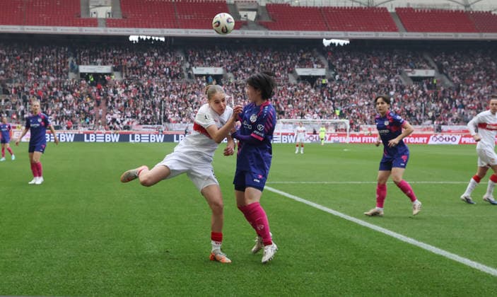 Stuttgart , Fußball Frauen 2. Bundesliga , VfB Stuttgart vs. 1. FSV Mainz 05 , von links: Muriel Dürr ( VfB ) Yurina Imai ( Mainz )