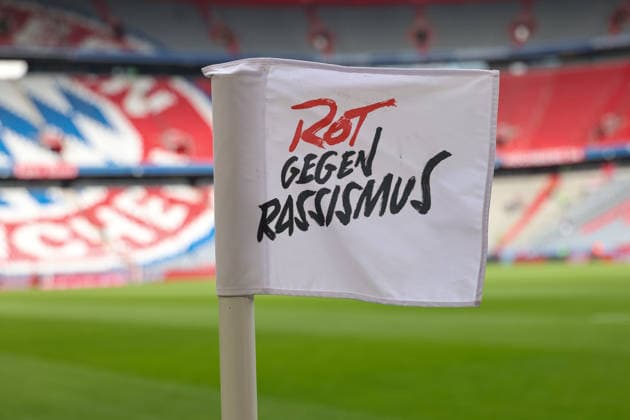 Die Eckfahne in der Allianz Arena mit der Aufschrift Rot gegen Rassismus, GER, FC Bayern Muenchen vs. 1. FC Union Berlin, Fussball, Bundesliga, 27. Spieltag, Saison 2025 2026, 21.03.2026, DFL DFB REGULATIONS PROHIBIT ANY USE OF PHOTOGRAPHS as IMAGE SEQUENCES and or QUASI-VIDEO, GER, FC Bayern Muenchen vs. 1. FC Union Berlin, Fussball, Bundesliga, 27. Spieltag, Saison 2025 2026, 21.03.2026 Muenchen *** The corner flag in the Allianz Arena with the inscription Red against racism, GER, FC Bayern Muenchen vs 1 FC Union Berlin, Football, Bundesliga, Matchday 27, Season 2025 2026, 21 03 2026, DFL DFB REGULATIONS PROHIBIT ANY USE OF PHOTOGRAPHS as IMAGE SEQUENCES and or QUASI VIDEO, GER, FC Bayern Muenchen vs 1 FC Union Berlin, Football, Bundesliga, Matchday 27, Season 2025 2026, 21 03 2026 Muenchen Copyright: xEibner-Pressefoto JennixMaulx EP_JML