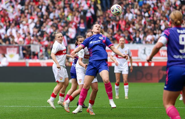 Deutschland: VfB Stuttgart Frauen vs 1. FSV Mainz 05 Frauen, 20. Spieltag, 2. Frauen-Bundesliga, MHP-Arena (Stuttgart): Luftzweikampf Stuttgart MHP-Arena Baden-Württemberg Deutschland Copyright: xBenedictxChristx