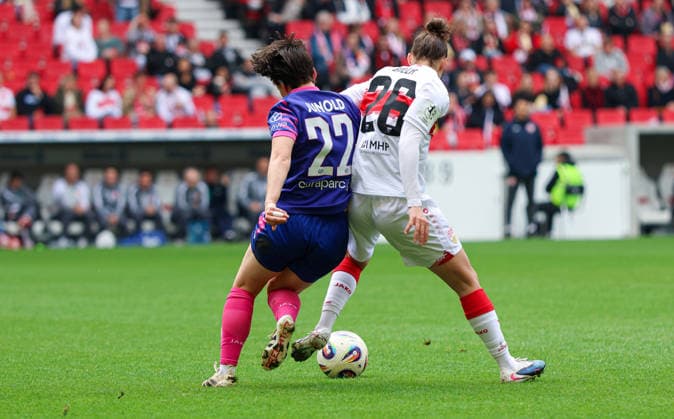 Deutschland: VfB Stuttgart Frauen vs 1. FSV Mainz 05 Frauen, 20. Spieltag, 2. Frauen-Bundesliga, MHP-Arena (Stuttgart): Emma Junold, (1. FSV Mainz 05 Frauen, 22), Nicole Billa, (VfB Stuttgart Frauen, 26) Stuttgart MHP-Arena Baden-Württemberg Deutschland Copyright: xBenedictxChristx