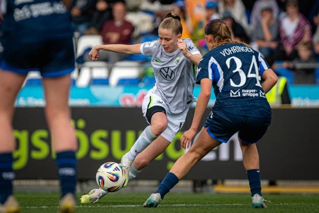 Vivien Endemann (25; VFL Wolfsburg) mit Ball, während Svenja Vöhringer (34; TSG Hoffenheim) verteidigt GPFBL: TSG Hoffenheim - VfL Wolfsburg Copyright: xSpeedshotx