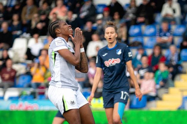 Lineth Beerensteyn (9; VFL Wolfsburg) zeigt Emotion, während Franziska Harsch (17; TSG Hoffenheim) konzentriert agiert GPFBL: TSG Hoffenheim - VfL Wolfsburg Copyright: xSpeedshotx