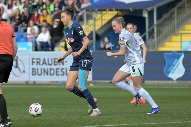 Franziska Harsch (TSG 1899 Hoffenheim, 17) am mit Ball im Zweikampf mit Janina Minge (VfL Wolfsburg, 6) GER, TSG 1899 Hoffenheim vs. VfL Wolfsburg , Fussball, Google Pixel Frauen Bundesliga, 21.Spieltag, Saison 2025 2026, 21.03.2026 DFB DFL regulations prohibit any use of photographs as image sequences and or quasi-video GER, TSG 1899 Hoffenheim vs. VfL Wolfsburg, Fussball, Google Pixel Frauen-Bundesliga, Saison 2025 2026, 21.03.2026 Hoffenheim Copyright: xEibner-Pressefoto TobiasxBaurx EP_TBR