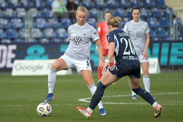 Ella Peddemors (VfL Wolfsburg, 05) am mit Ball im Zweikampf mit Laura Gloning (TSG 1899 Hoffenheim, 20) GER, TSG 1899 Hoffenheim vs. VfL Wolfsburg, Fussball, Google Pixel Frauen-Bundesliga, Saison 2025 2026, 21.03.2026 DFB DFL regulations prohibit any use of photographs as image sequences and or quasi-video GER, TSG 1899 Hoffenheim vs. VfL Wolfsburg, Fussball, Google Pixel Frauen-Bundesliga, Saison 2025 2026, 21.03.2026 Hoffenheim Copyright: xEibner-Pressefoto TobiasxBaurx EP_TBR