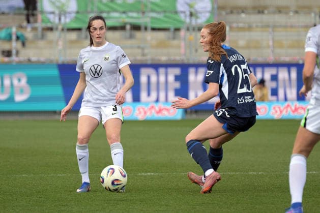 Caitlin Dijkstra (VfL Wolfsburg, 03) am mit Ball im Zweikampf mit Nikee Diana van Dijk (TSG 1899 Hoffenheim, 25) GER, TSG 1899 Hoffenheim vs. VfL Wolfsburg, Fussball, Google Pixel Frauen-Bundesliga, Saison 2025 2026, 21.03.2026 DFB DFL regulations prohibit any use of photographs as image sequences and or quasi-video GER, TSG 1899 Hoffenheim vs. VfL Wolfsburg, Fussball, Google Pixel Frauen-Bundesliga, Saison 2025 2026, 21.03.2026 Hoffenheim Copyright: xEibner-Pressefoto TobiasxBaurx EP_TBR
