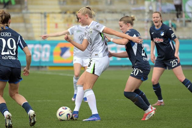 Ella Peddemors (VfL Wolfsburg, 05) am mit Ball im Zweikampf mit Laura Gloning (TSG 1899 Hoffenheim, 20) GER, TSG 1899 Hoffenheim vs. VfL Wolfsburg, Fussball, Google Pixel Frauen-Bundesliga, Saison 2025 2026, 21.03.2026 DFB DFL regulations prohibit any use of photographs as image sequences and or quasi-video GER, TSG 1899 Hoffenheim vs. VfL Wolfsburg, Fussball, Google Pixel Frauen-Bundesliga, Saison 2025 2026, 21.03.2026 Hoffenheim Copyright: xEibner-Pressefoto TobiasxBaurx EP_TBR