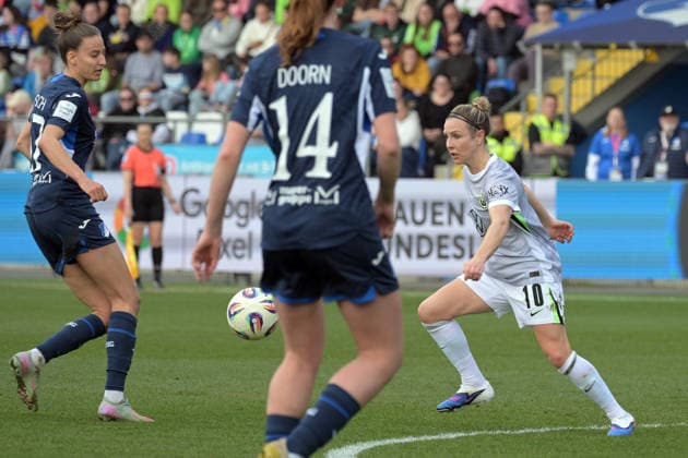 Svenja Huth (VfL Wolfsburg, 10) am mit Ball im Zweikampf mit Franziska Harsch (TSG 1899 Hoffenheim, 17) GER, TSG 1899 Hoffenheim vs. VfL Wolfsburg, Fussball, Google Pixel Frauen-Bundesliga, Saison 2025 2026, 21.03.2026 DFB DFL regulations prohibit any use of photographs as image sequences and or quasi-video GER, TSG 1899 Hoffenheim vs. VfL Wolfsburg, Fussball, Google Pixel Frauen-Bundesliga, Saison 2025 2026, 21.03.2026 Hoffenheim Copyright: xEibner-Pressefoto TobiasxBaurx EP_TBR