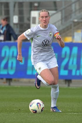 Janina Minge (VfL Wolfsburg, 6) am mit Ball GER, TSG 1899 Hoffenheim vs. VfL Wolfsburg, Fussball, Google Pixel Frauen-Bundesliga, Saison 2025 2026, 21.03.2026 DFB DFL regulations prohibit any use of photographs as image sequences and or quasi-video GER, TSG 1899 Hoffenheim vs. VfL Wolfsburg, Fussball, Google Pixel Frauen-Bundesliga, Saison 2025 2026, 21.03.2026 Hoffenheim Copyright: xEibner-Pressefoto TobiasxBaurx EP_TBR