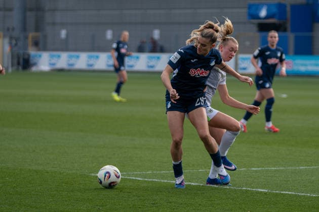 Google Pixel Frauen-Bundesliga: TSG Hoffenheim vs VfL Wolfsburg, Dietmar-Hopp-Stadion, 21.03.2026 Zweikampf zwischen Selina Cerci (TSG Hoffenheim Frauen, 29) und Lena Lattwein (VfL Wolfsburg Frauen, 8) Google Pixel Frauen-Bundesliga: TSG Hoffenheim vs VfL Wolfsburg, Dietmar-Hopp-Stadion, 21.03.2026 DFB DFL REGULATIONS PROHIBIT ANY USE OF PHOTOGRAPHS AS IMAGE SEQUENCES AND OR QUASI-VIDEO. Copyright: xBEAUTILUSxSPORTS Hillx