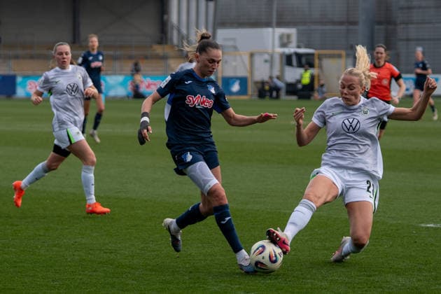 Google Pixel Frauen-Bundesliga: TSG Hoffenheim vs VfL Wolfsburg, Dietmar-Hopp-Stadion, 21.03.2026 Zweikampf zwischen Guro Bergsvand (VfL Wolfsburg Frauen, 20) und Jill Janssens (TSG Hoffenheim Frauen, 9) Google Pixel Frauen-Bundesliga: TSG Hoffenheim vs VfL Wolfsburg, Dietmar-Hopp-Stadion, 21.03.2026 DFB DFL REGULATIONS PROHIBIT ANY USE OF PHOTOGRAPHS AS IMAGE SEQUENCES AND OR QUASI-VIDEO. Copyright: xBEAUTILUSxSPORTS Hillx