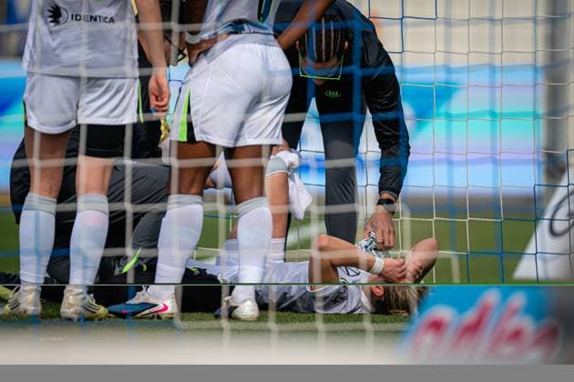 Alexandra Popp (11, VFL Wolfsburg) liegt verletzt am Boden, medizinisches Personal und Teammitglieder kümmern sich um sie GPFBL: TSG Hoffenheim - VfL Wolfsburg Copyright: xSpeedshotx