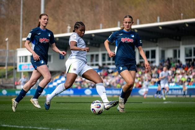 Lisa Doorn (14; TSG Hoffenheim) und Svenja Vöhringer (34; TSG Hoffenheim) verteidigen gegen Lineth Beerensteyn (9; VFL Wolfsburg) mit Ball GPFBL: TSG Hoffenheim - VfL Wolfsburg Copyright: xSpeedshotx